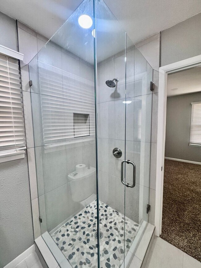 Building Photo - Newly Renovated Woodway Home