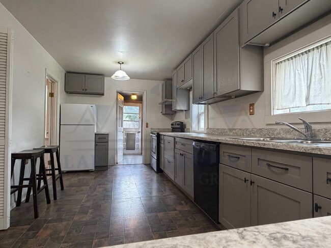 Building Photo - Updated 2 Bedroom Near LaPrele Park
