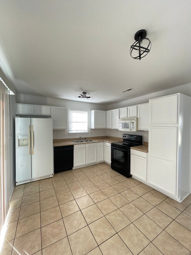 Building Photo - 610 Piper Ct