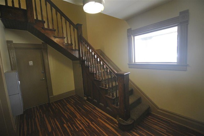 Building Photo - 1 br, 1 bath Apartment - 618 Packard #1 -