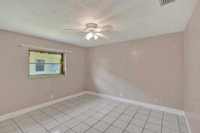 Building Photo - 7010-7012 NW 78th Ave