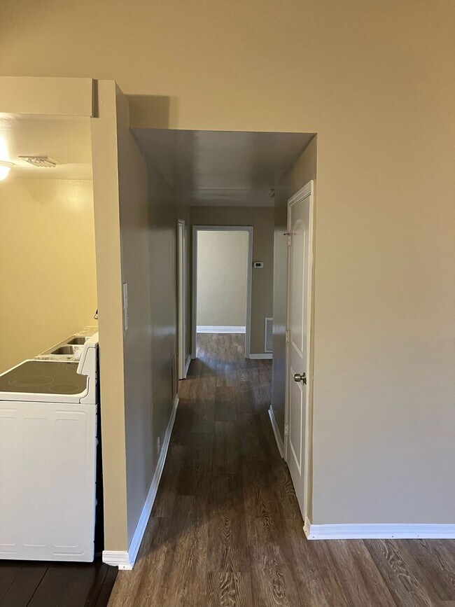 Building Photo - 3 bed 1 bath single family home