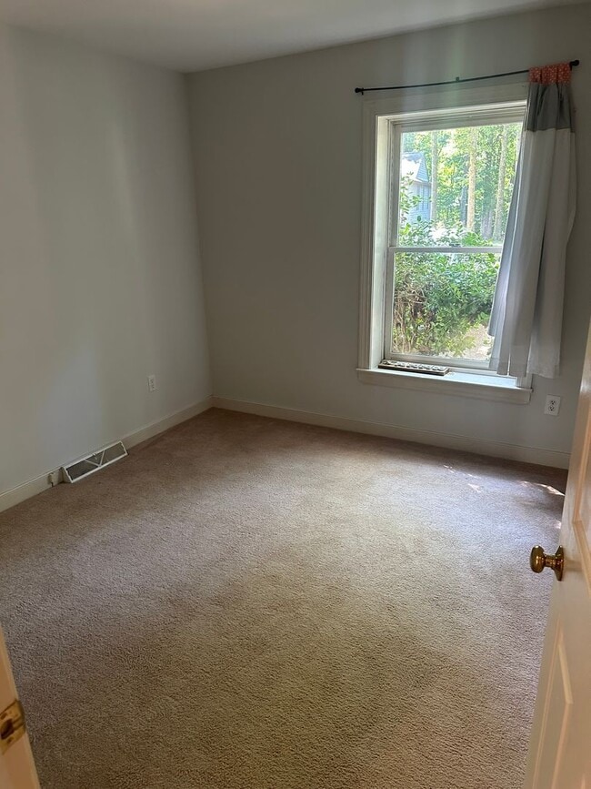 Building Photo - Great 3 bedroom two bath ranch home