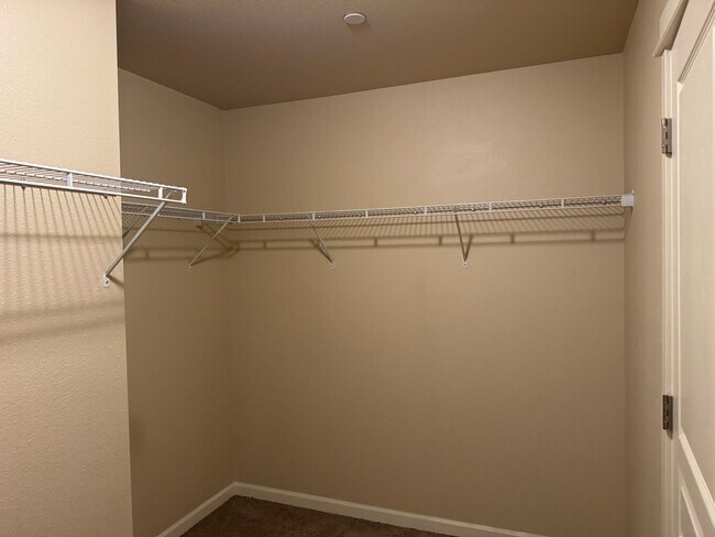 Building Photo - Amazing 3 bedroom home