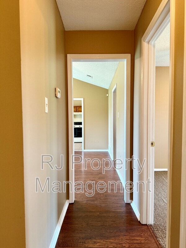 Building Photo - 6290 Oak Run Dr E