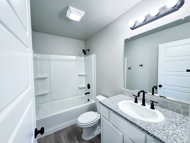 Building Photo - Newer Home in Burgamy Park!