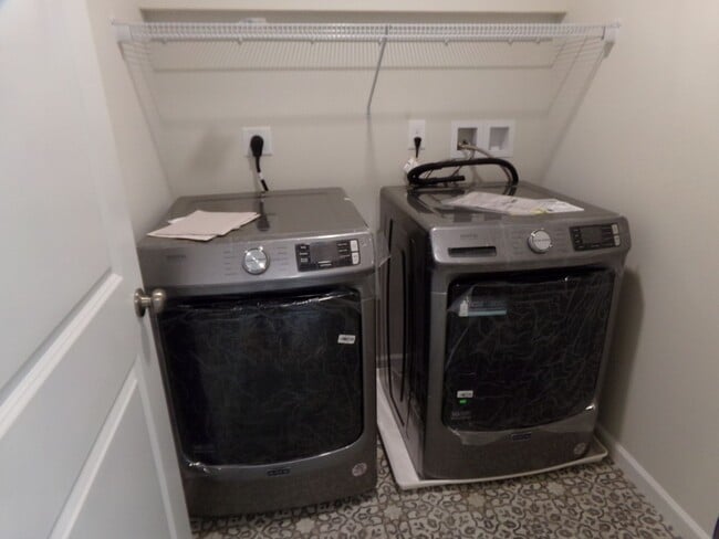 Building Photo - 3 bedroom, 2.5 Bathroom Townhouse in Gray's Pointe Neighborhood