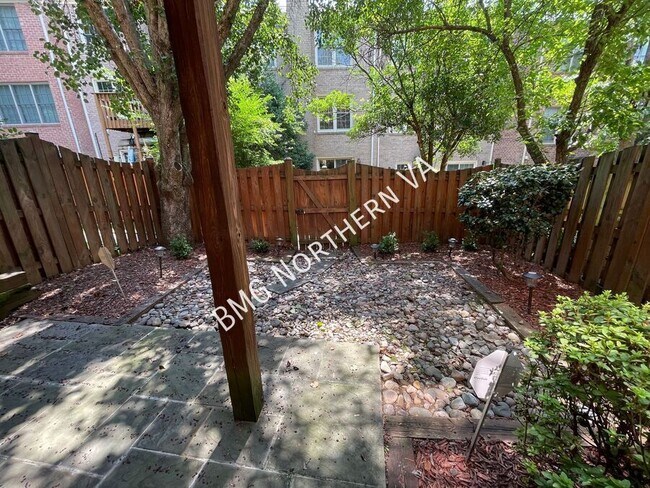 Building Photo - 2105 Kings Garden Way