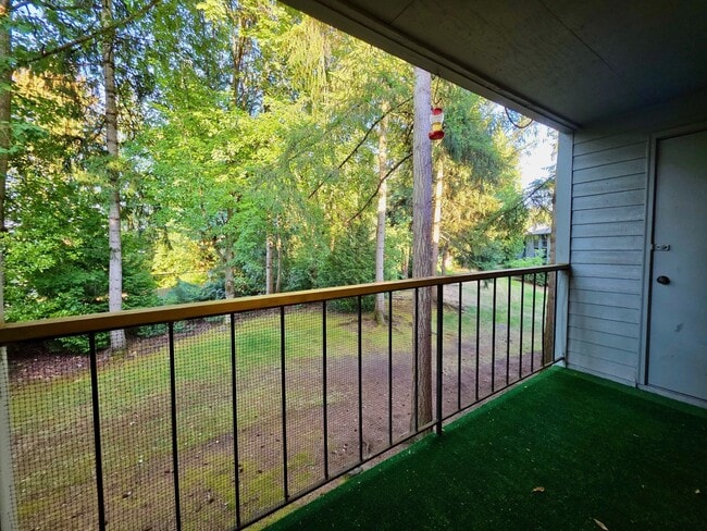 Building Photo - 4717 W Lake Sammamish Pkwy SE