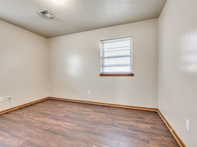 Building Photo - 837 Briarlane Rd