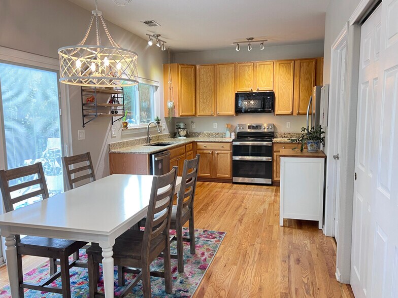 Building Photo - 15982 Longford Dr