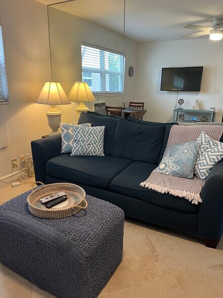 Building Photo - 3230 NE 13th St