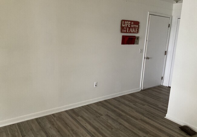 Building Photo - 719 E Walled Lake Dr