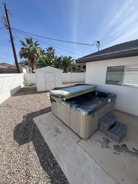 Building Photo - 1921 Park Terrace Bay