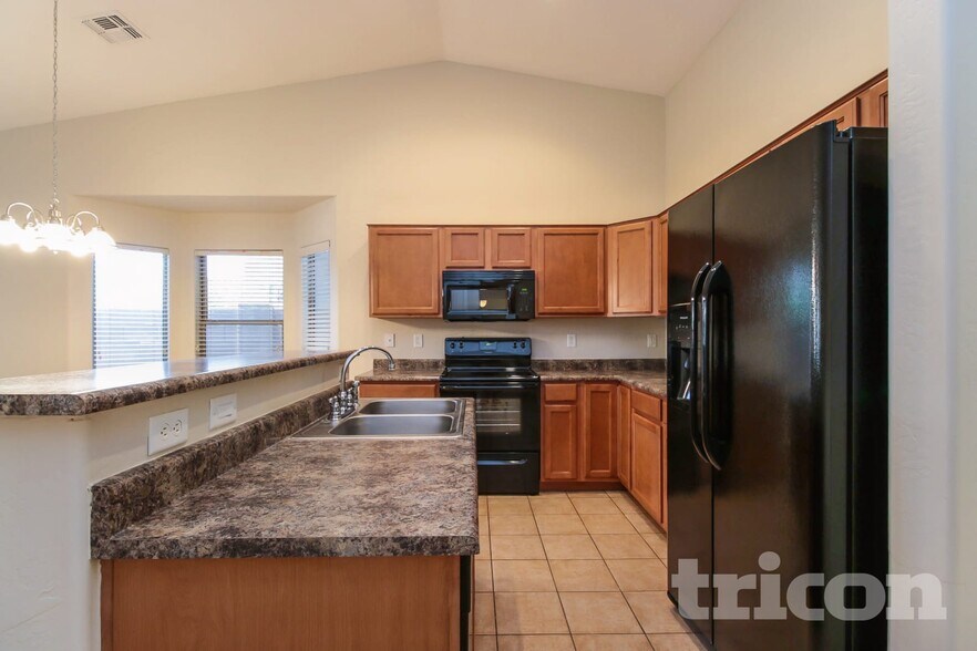 Building Photo - 11791 W Belmont Dr