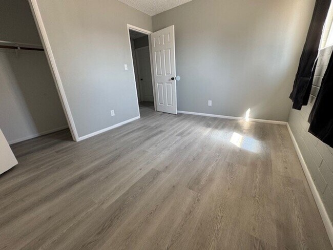Building Photo - 2BR Remodeled and Updated, Large cement pa...