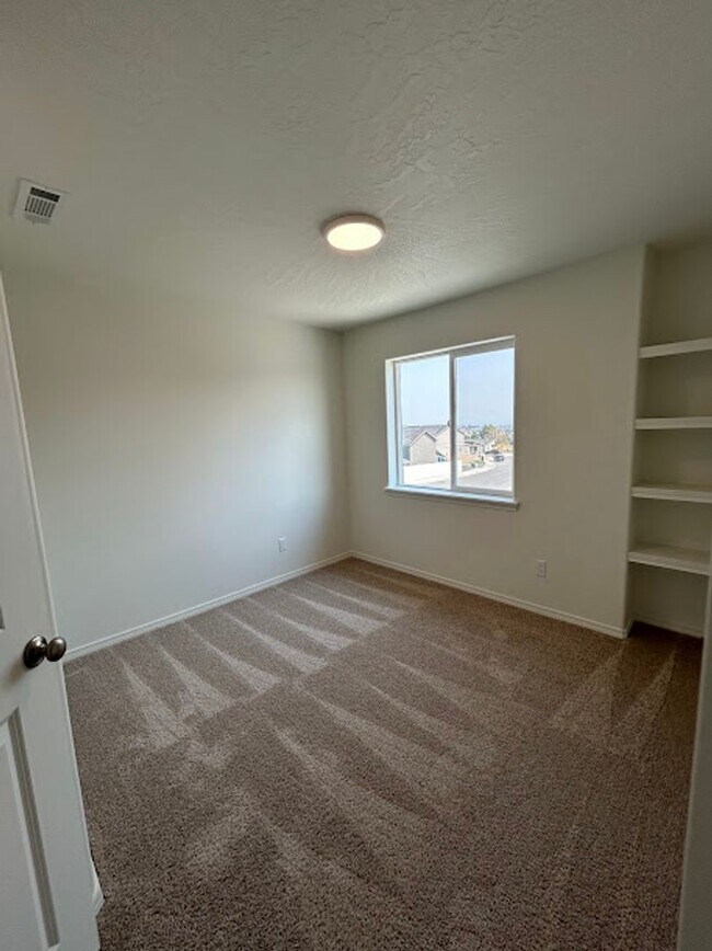 Building Photo - Brand New Townhome!