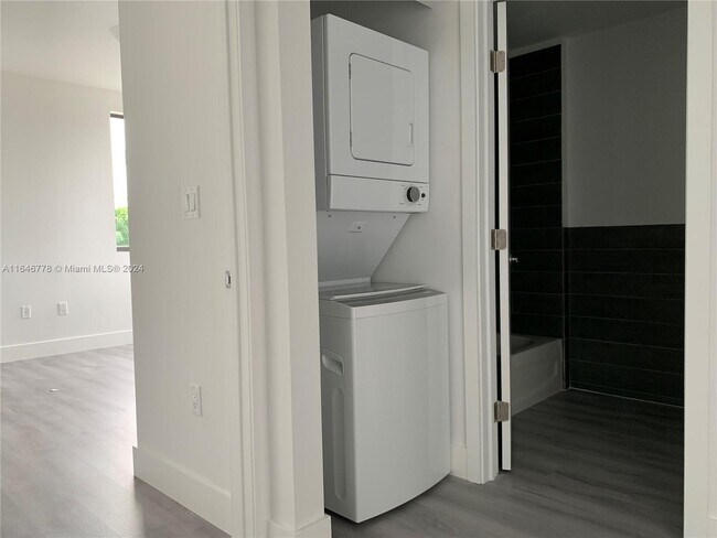 Building Photo - 859 E 24th St