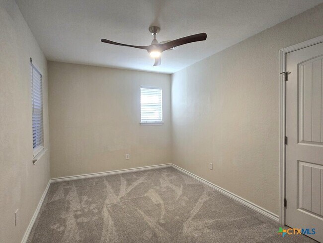 Building Photo - 406 Oak St