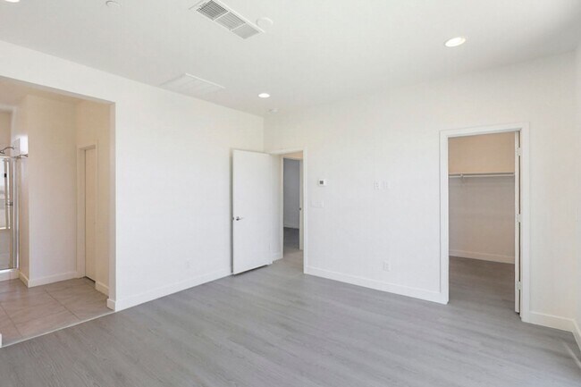 Building Photo - Summerlin Beauty With Bed and Bath On 1st Floor