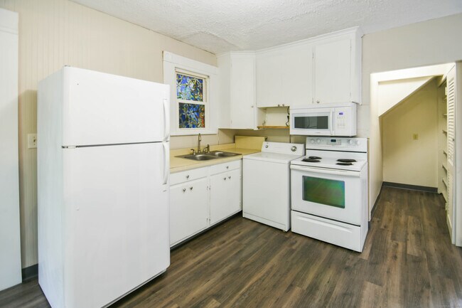 Building Photo - 82 Spindle Hill Rd