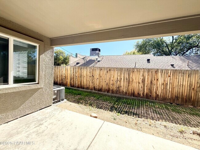 Building Photo - 564 Lincoln Ave