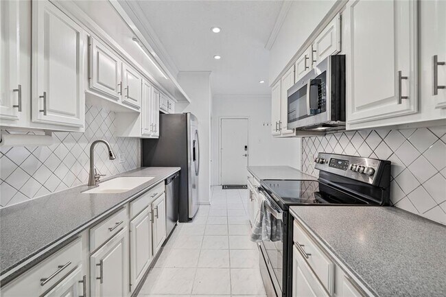 Building Photo - 9400 Doliver Dr