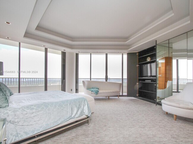 Building Photo - 2000 Island Blvd