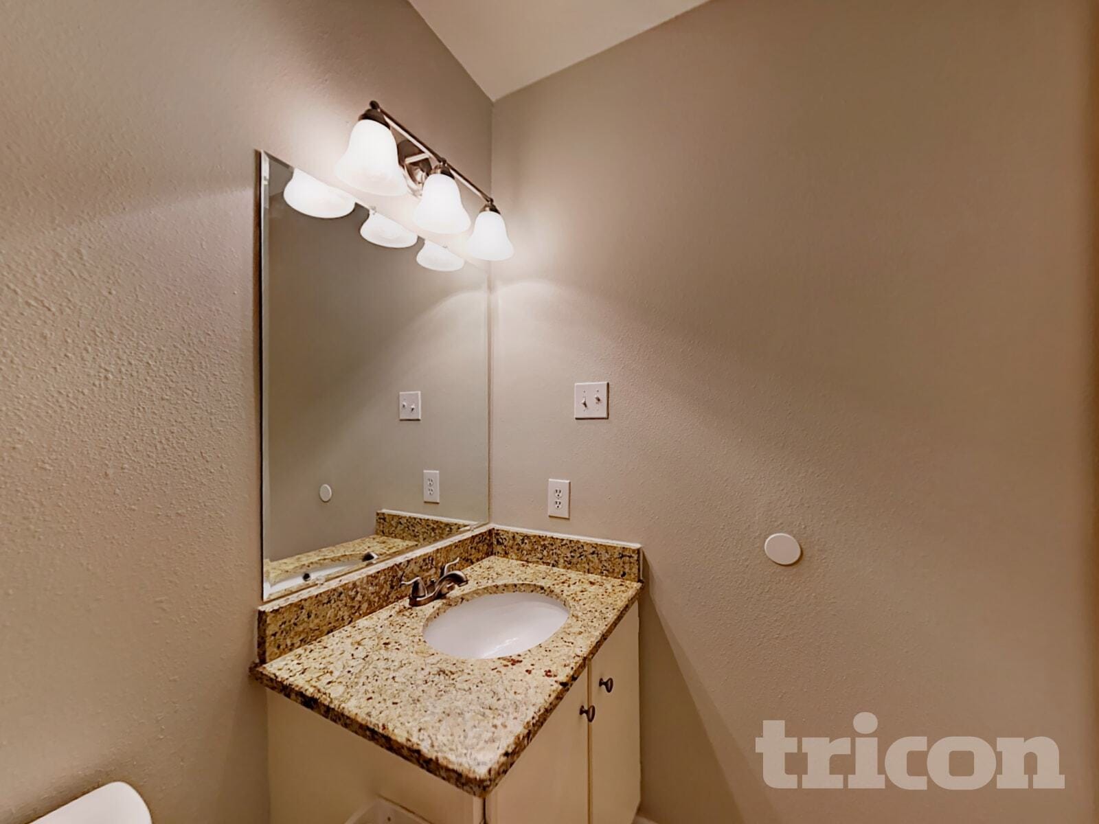 Building Photo - 7606 Chatsworth