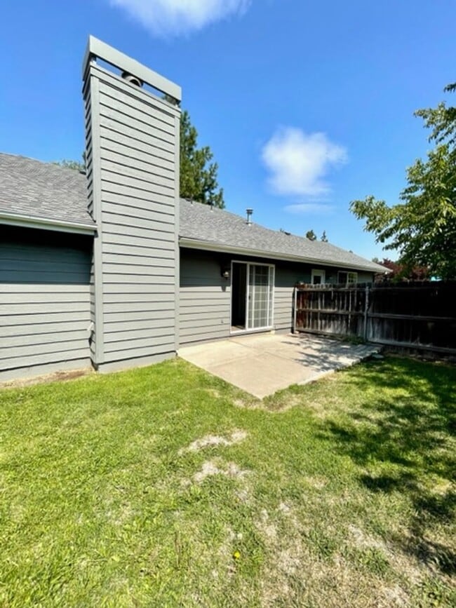 Building Photo - **Charming Midtown Single-Level Home on a ...