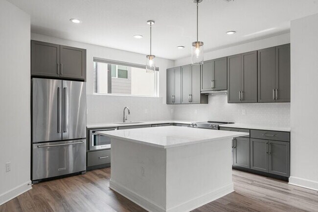 Building Photo - BEAUTIFUL Town Home For Rent in Downtown S...
