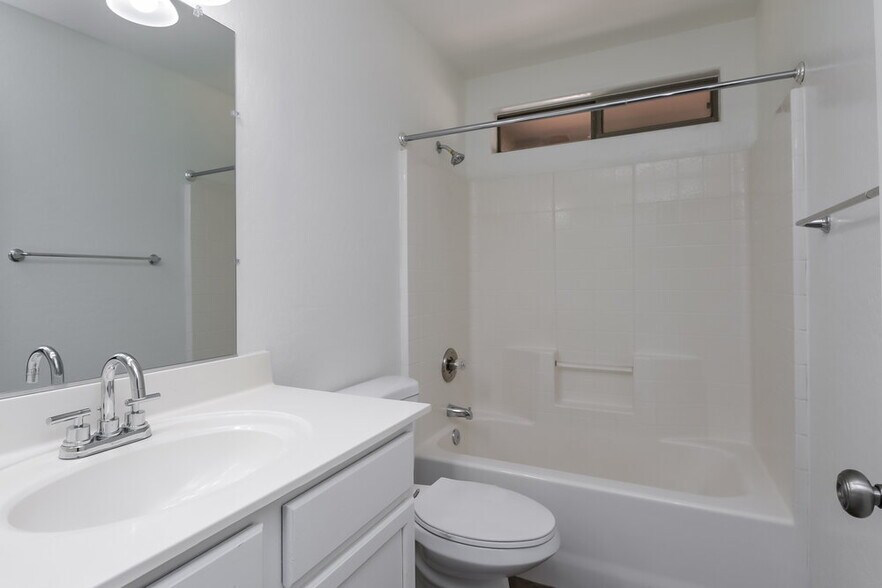 Building Photo - 5727 S 17th Ave