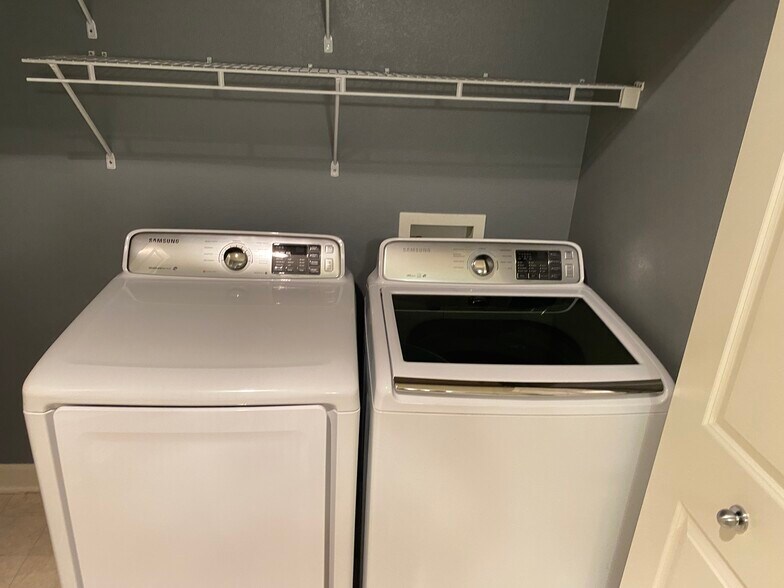 Building Photo - 4110 S Lake Dr