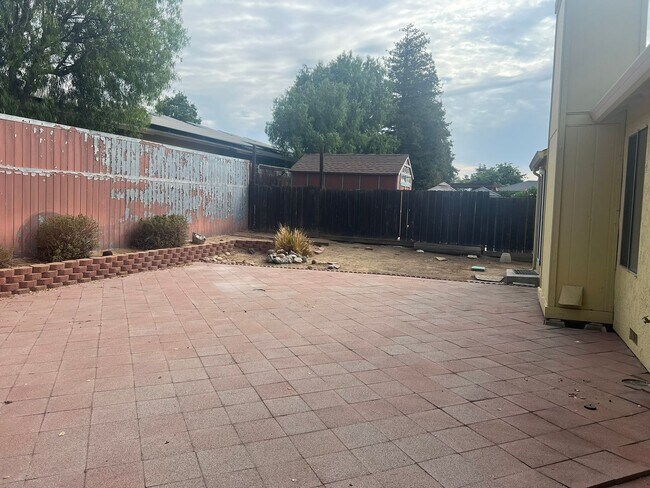 Building Photo - Three Bedroom, Two Bathroom Single Family ...