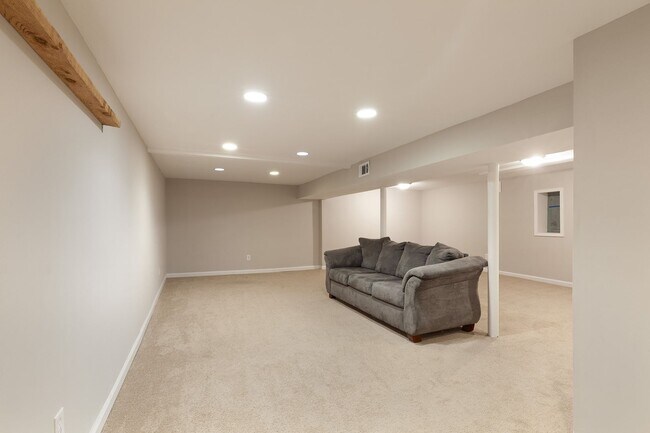 Building Photo - Very Spacious 4/3 w/ Finished Basement in Great Smyrna Location!