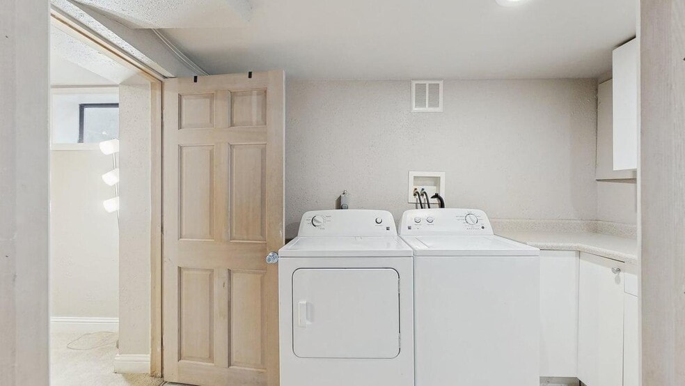 Building Photo - Cozy home with fenced yard and hot tub in NE Portland