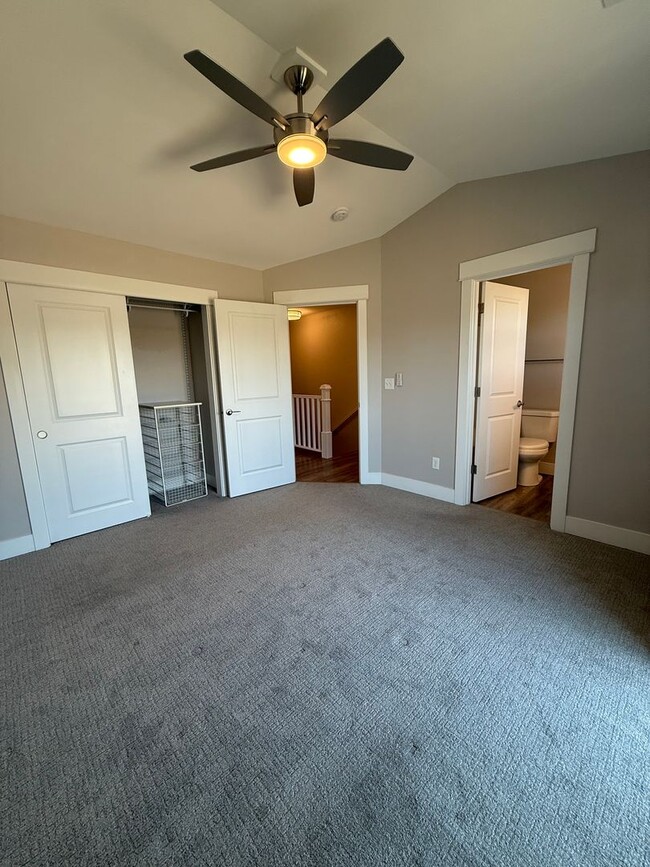 Building Photo - Stunning 3 bedroom townhome.