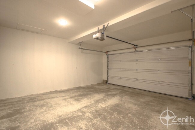 Building Photo - Conveniently Located 3 Bedroom Town Home i...