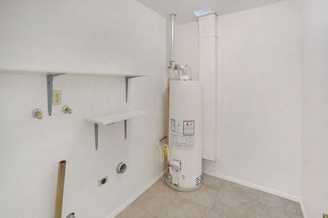 Building Photo - Pending/Rented – Pet-Friendly 2 Bedroom Ho...