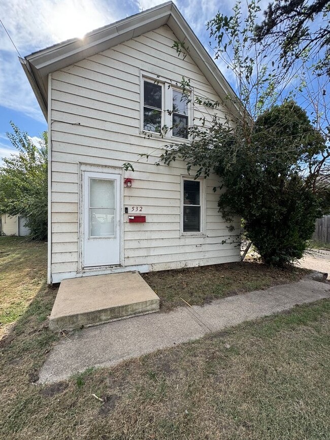 Building Photo - 2 Bedroom 1 Bath House in Rock Island