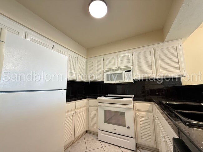 Building Photo - For Lease | South Tulsa - Townhouse | $150...