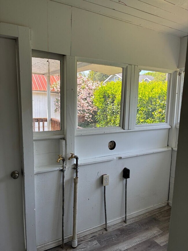 Building Photo - Country Charmer in Town Coquille
