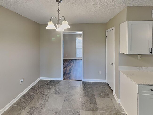 Building Photo - 1017 Hawkview Dr