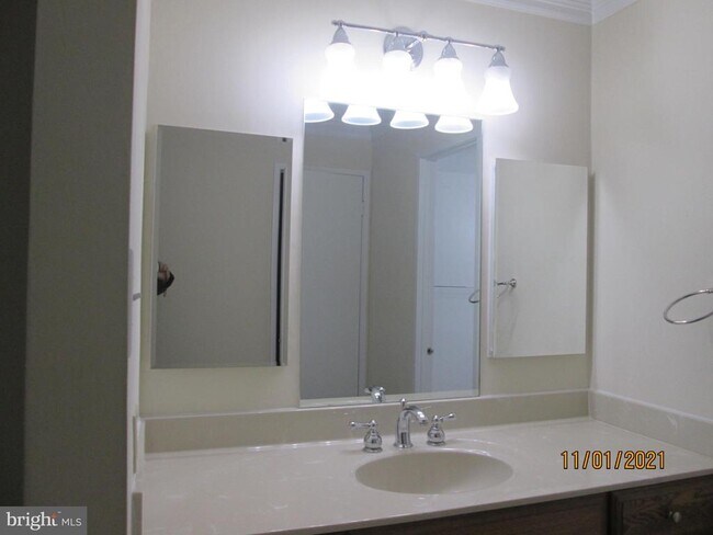 Building Photo - 203 Yoakum Pkwy