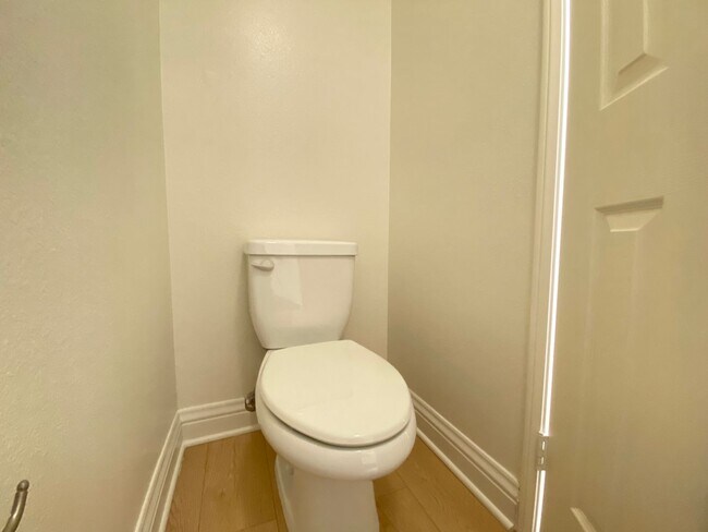 Building Photo - 2 Bedroom, 2 Bath, Downstairs Condo!