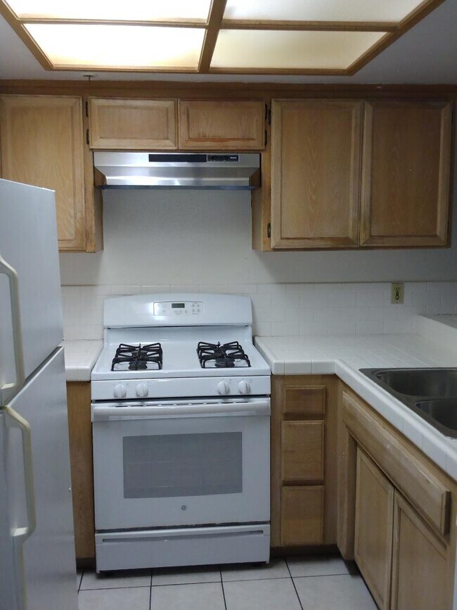 kitchen with ample storage areas and tiled counters - 640 Veteran Ave