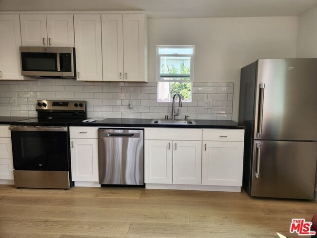 Building Photo - 605 S Orange Dr
