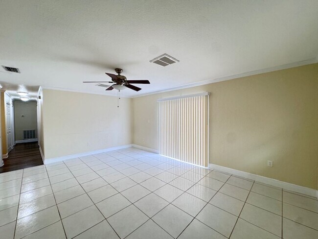 Building Photo - Charming 3/2 with Modern Updates