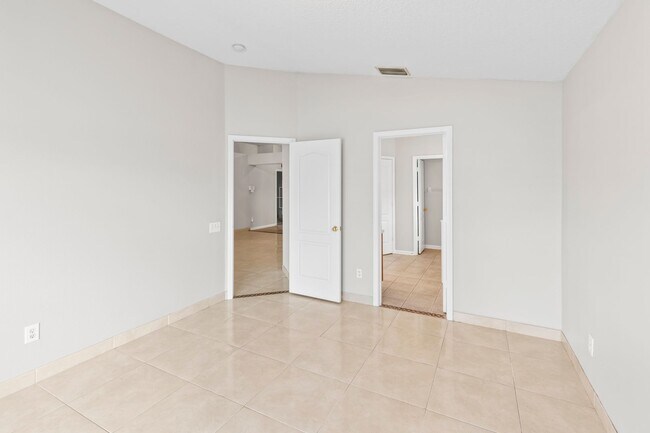 Building Photo - 10250 Hunters Haven Blvd