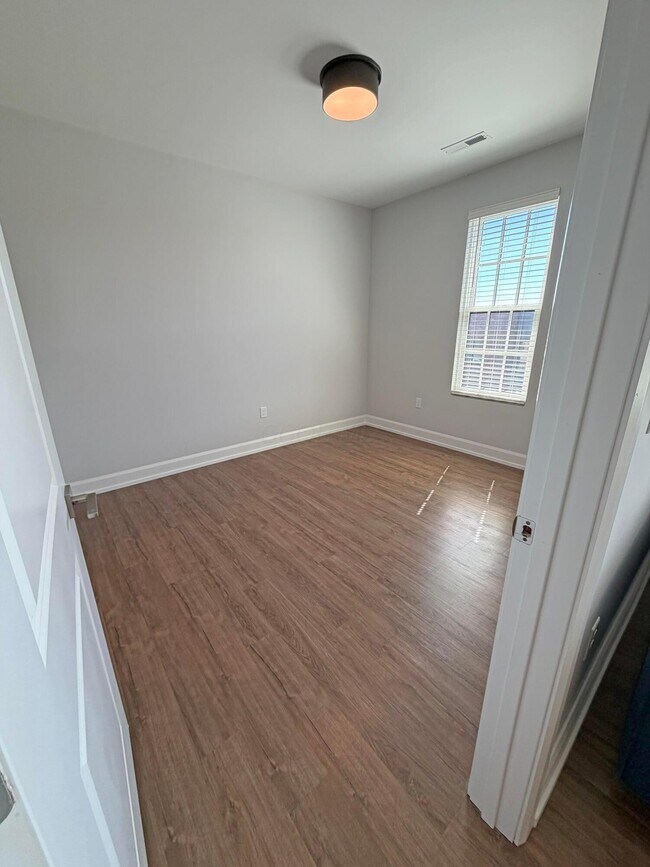 Building Photo - 1020 Lusso Ave